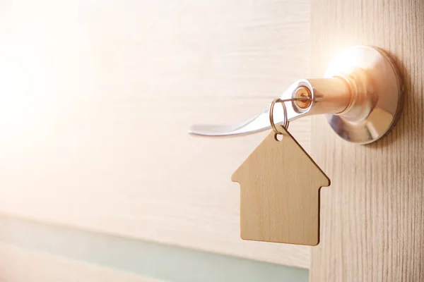 Llave Con Llavero Forma Casa Cerradura Puerta Con Luz Solar — Foto de Stock