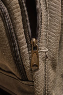 Sırt çantasında düğmesiz fermuar