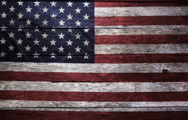 Eski bir tahta duvarda yıpranmış ve yıpranmış Amerika Birleşik Devletleri bayrağı