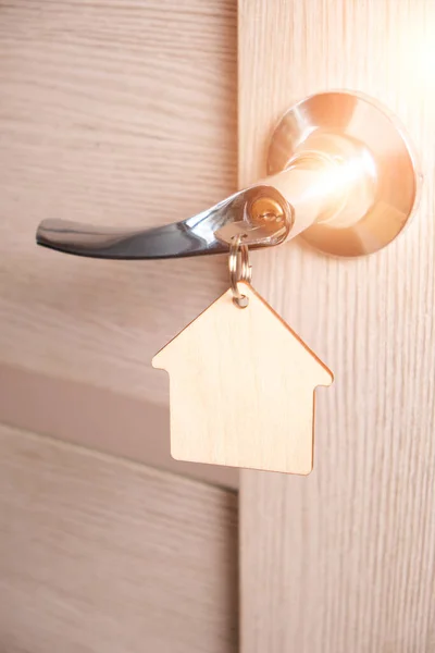 Llave Con Llavero Forma Casa Cerradura Puerta Con Luz Solar — Foto de Stock