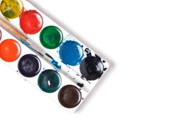 Suluboya için parlak suluboya boyaları ve fırçayı beyaz arkaplan boyası olarak ayarla