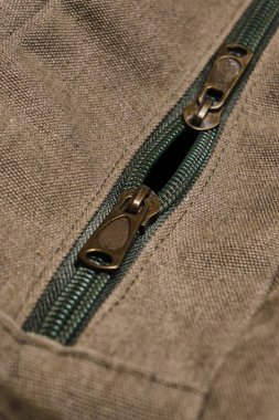 Sırt çantasında iki köpek olan düğmesiz fermuar.