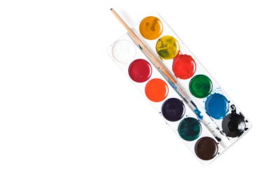 Suluboya için parlak suluboya boyaları ve fırçayı beyaz arkaplan boyası olarak ayarla