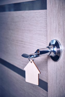 Anahtarlık ve anahtarlık kapı kilidinde.