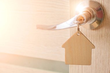 Anahtarlığı evde, kapı kilidinde. Parlak güneş ışığıyla.