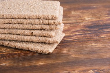 Ahşap zeminde çavdar ekmeği. Popüler ürün kilo vermek için lezzetli ve sağlıklı bir yemektir.