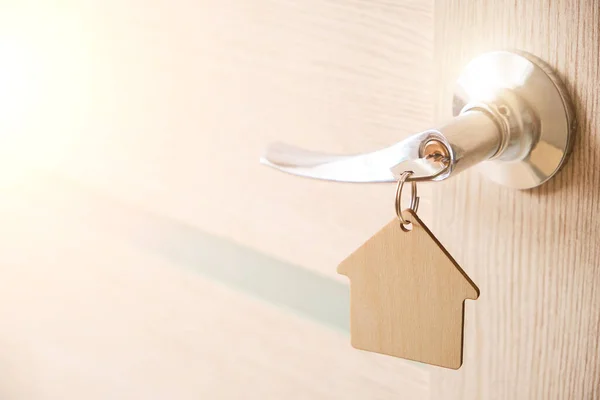 Llave Con Llavero Forma Casa Cerradura Puerta Con Luz Solar — Foto de Stock