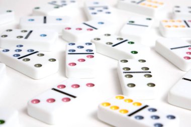 Beyaz arka planda renkli Dominolar