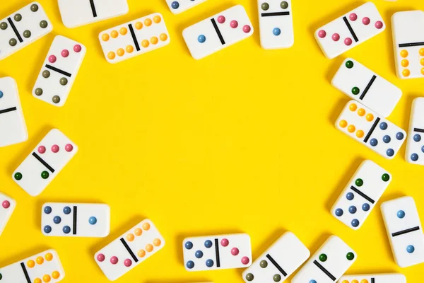 Domino Fundo Amarelo Com Copyspace Para Texto — Fotografia de Stock