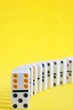 Domino eklemleri sarı arka planda, domino etkisi