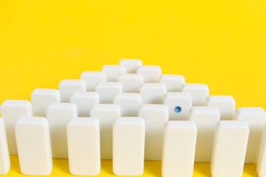 Tek göz alıcı beyaz domino çipleri, konsept kişiseldir ve herkes gibi değildir.