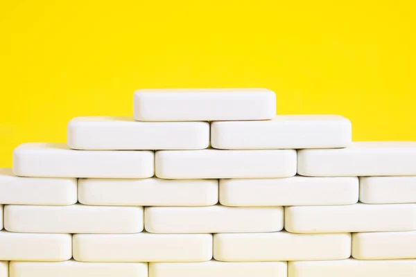 Muur Met Witte Blokken Vorm Van Een Piramide Een Gele — Stockfoto