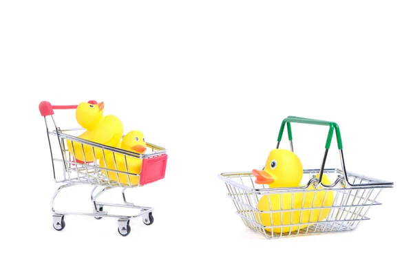 白い背景にショッピングカートに黄色のゴム製のアヒル — ストック写真