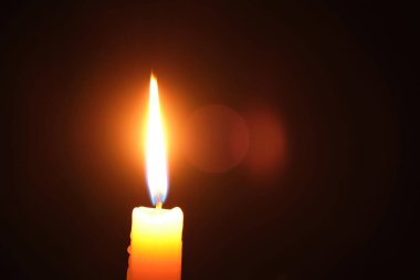 Alev alev yanan siyah arkaplan. Hafıza ve kederi kavra.