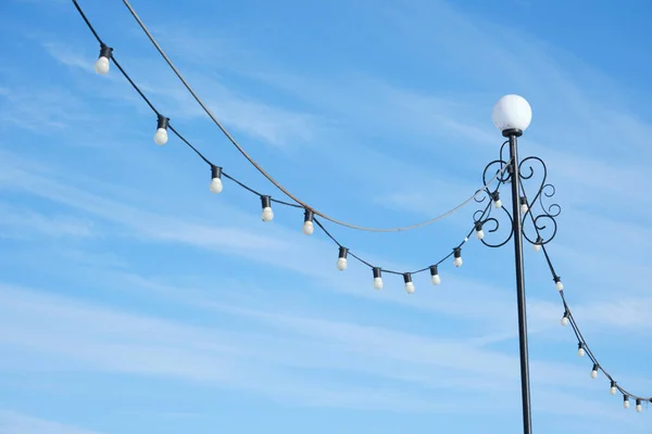 Уличная Лампа Висячими Лампочками Фоне Голубого Неба — стоковое фото