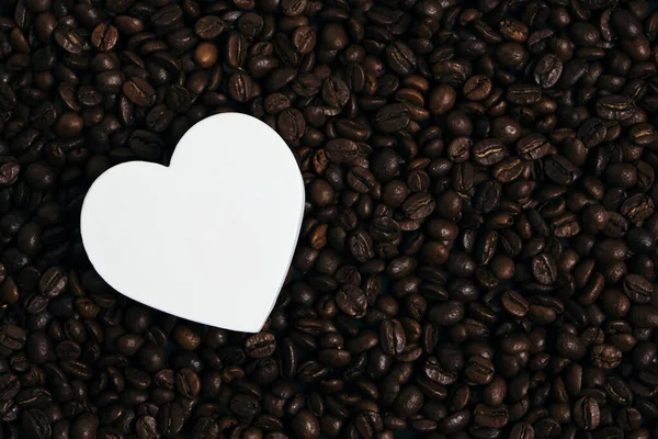 Белое Сердце Фоне Жареных Кофейных Зерен — стоковое фото