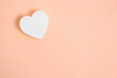 Beyaz kalp bej arka plan. Sevgililer Günü için şenlik arka planı.