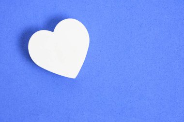 Beyaz kalp eflatunu arka plan. Sevgililer Günü için şenlik arka plan.