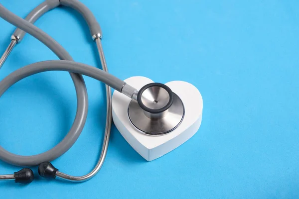 Bílé Srdce Stetoskop Modrém Pozadí Srdeční Onemocnění Lékařské Vyšetření — Stock fotografie