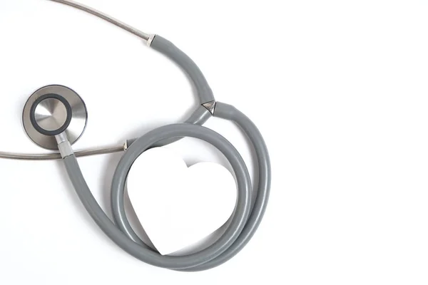 Vitt Hjärta Och Stetoskop Vit Bakgrund Hjärtsjukdom Läkarundersökning — Stockfoto