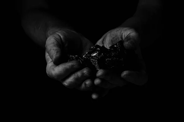 黑白照片中的肮脏手工采煤工人 重型煤开采 — 图库照片