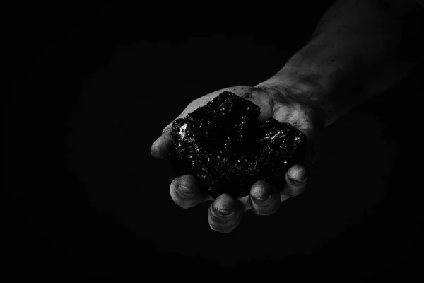 黑白照片中的肮脏手工采煤工人 重型煤开采 — 图库照片