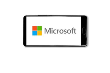 Kostanay, Kazakistan, 15 Mart 2022. Mobil telefon, ekranda Microsoft logosu. Beyaz arka planda stüdyoda.