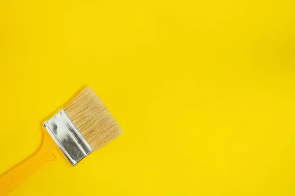 Malování Štětec Pro Malování Opravy Žlutém Pozadí — Stock fotografie
