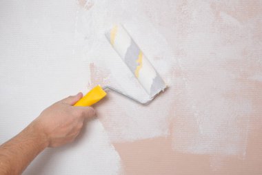 Duvarları beyaz boyayla pembeye boyamak, evi onarmak.