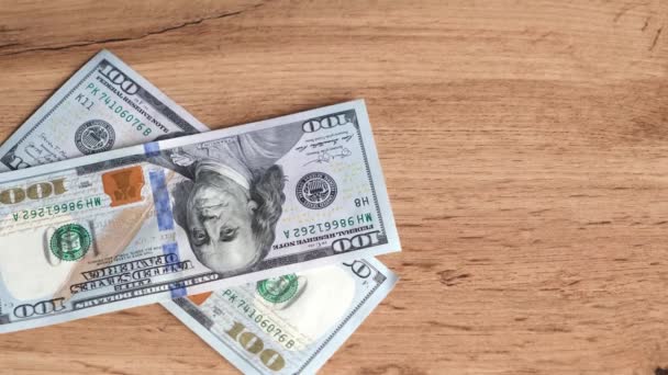Χαρτονομίσματα Των 100 Δολαρίων Που Πέφτουν Στο Τραπέζι Χρηματοδότηση Της — Αρχείο Βίντεο