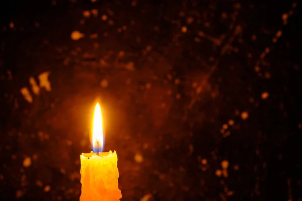 暗い壁に対して明るく燃えるキャンドル — ストック写真