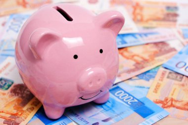 Arka plandaki domuz kumbarası Rus rublesi paraları