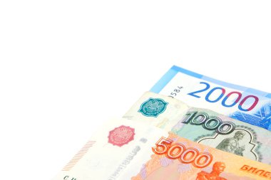Banknotlar bir, iki ve beş bin ruble değerinde Rus rublesi.