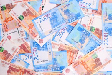 Arka plan, Rus rublesi banknotları iki bin beş bin ruble değerinde.