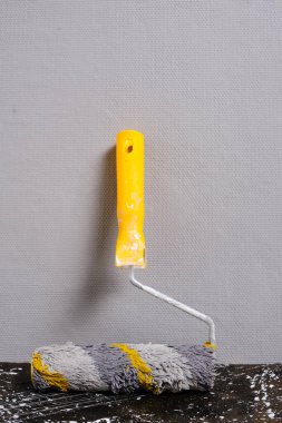 Duvarları boyamak için boya silindiri