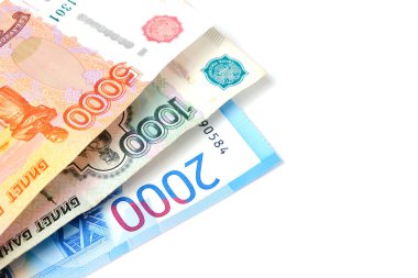 Banknotlar bir, iki ve beş bin ruble değerinde Rus rublesi.