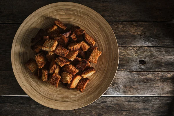 Tabak kırıntıları eski ahşap bir masa, üst manzara