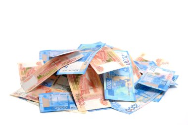 Beyaz arka planda iki ve beş bin değerindeki birkaç Rus rublesi.