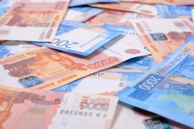 Arka plan, Rus rublesi banknotları iki bin beş bin ruble değerinde.