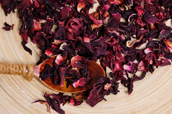 Сушеные Листья Суданская Роза Деревянных Блюдах Травяной Чай Каркаде — стоковое фото