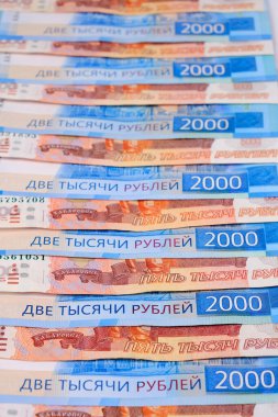 Arka plan, Rus rublesi banknotları iki bin beş bin ruble değerinde.