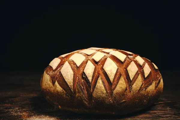 Brood Zwart Roggebrood Bestrooid Met Bloem Rustieke Houten Donkere Achtergrond — Stockfoto