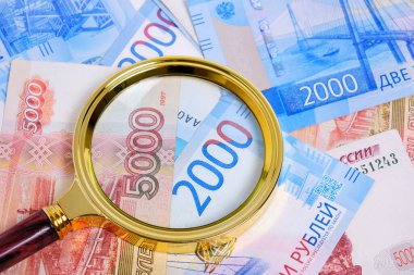 Arkadaki Rus rublesine göre büyüteç 5 bin ve 2 bin ruble.