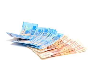 Banknotlar Rus rublesi. İki ve beş bin ruble değerinde. Beyaz arka plan.