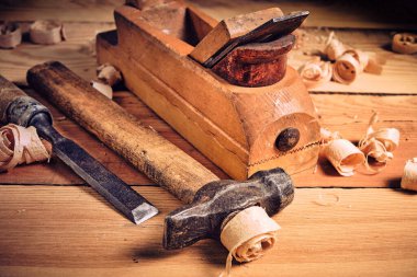 Ahşap zemin üzerinde marangozlar, çekiç, keski ve uçak aletleri seti