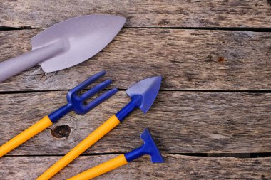 Dekoratif tırmık, yaba ve kürek, bahçe aleti ahşap arka plan