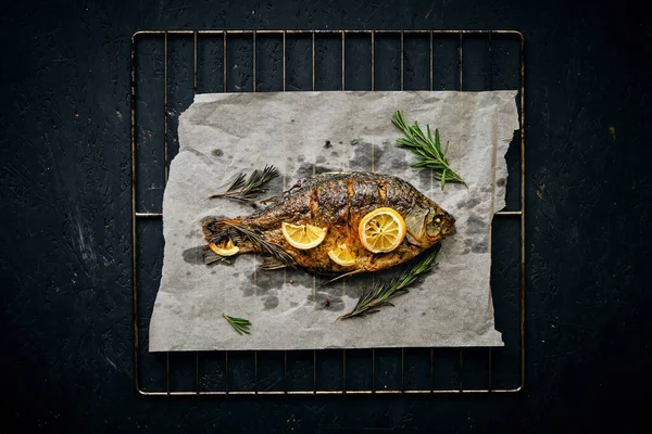 Fisk Bakad Ugn Med Citron Och Rosmarin Pergament Papper Utlagd — Stockfoto