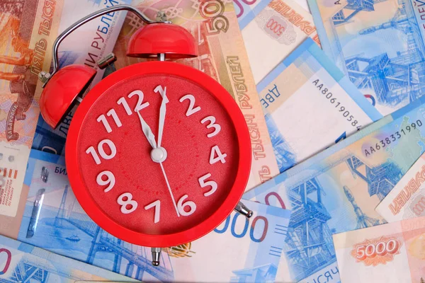 Red Alarm Clock Background Banknotes Russian Ruble Denominations Two Five — Photo