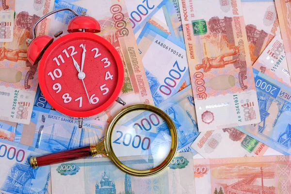 Red Alarm Clock Magnifying Glass Background Russian Ruble Banknotes Denominations — Photo