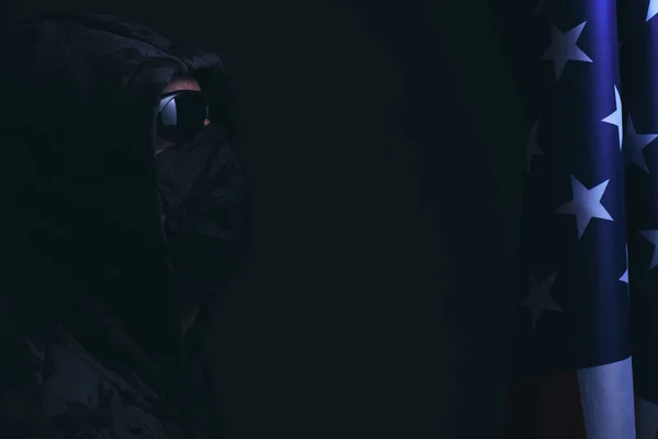 Hooded Man Wearing Black Glasses Mask Looks Flag United States — Fotografia de Stock